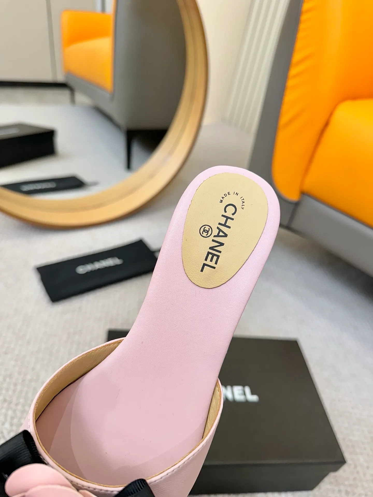 👟👟Ex-factory price 440👟👟 CHANEL Xiaoxiang ss25P new spring and summer thick-soled camellia slippers CHANE*｜Xiaoxiang ss25P new spring and summer thick-soled camellia slippers series! This season’s camellia series is really beautiful😍Grandma Xiang’s family has always been elegant and ladylike, full of high-end looks! It’s very nice on the feet~Whether it’s worn barefoot or paired with skirts or trousers, it’s very versatile! Incomparably beautiful! Especially fairy🧚overwhelmingly girly‼ Number of yards: 35-40 yards